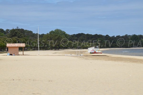 Sport acquatici sulla spiaggia del lago di Carcans - Montaut