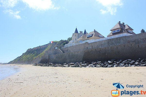 Maisons le long de la plage d'Arromanches