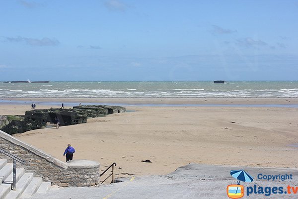 Plage d'Arromanches et vestiges du port artificiel