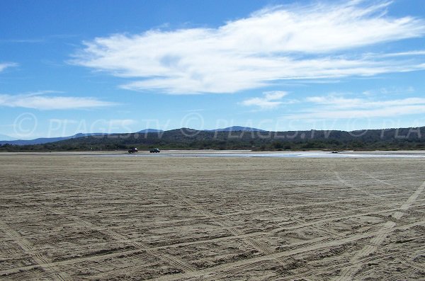 Vue sur les Corbières depuis la plage sauvage de Port la Nouvelle