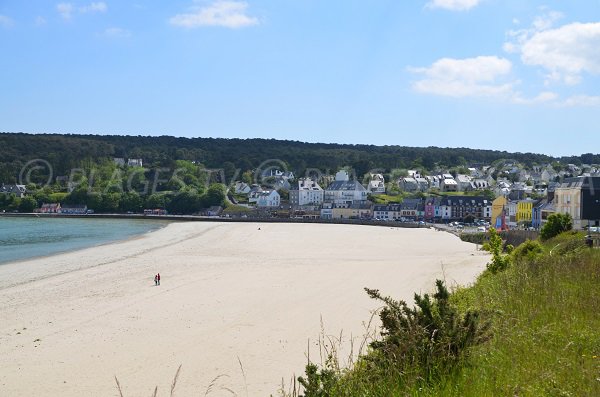 Photo de la plage dans le centre de Morgat à Crozon