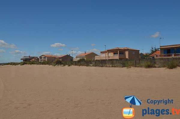 Pavillons au bord de la plage de Valras