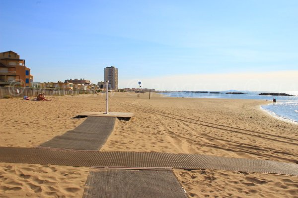 Tapis de sol sur la plage Sud de Valras