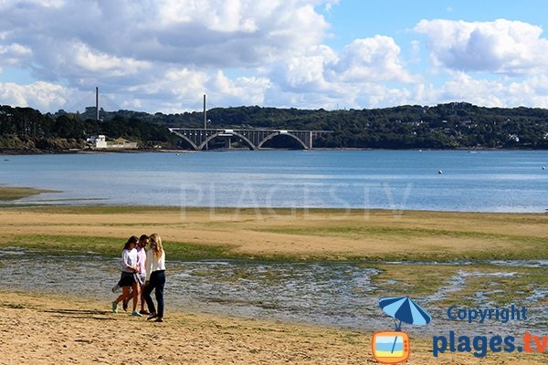 Vue sur le port de Plougastel depuis la plage de Brest