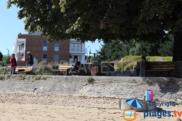 Bancs au bord de la plage du Moulin Blanc - Brest