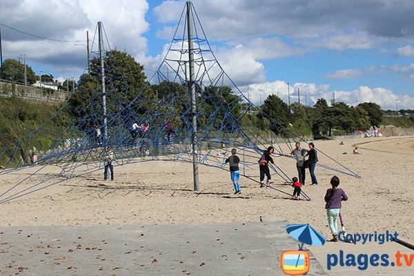 Jeux pour les enfants sur la plage du Moulin Blanc - Brest