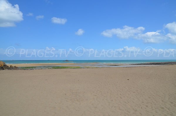 Grande plage de sable à Etables sur Mer