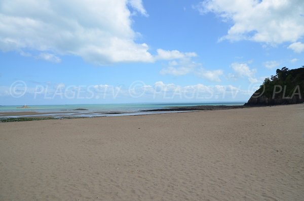 Plage publique à Etables sur Mer en Bretagne