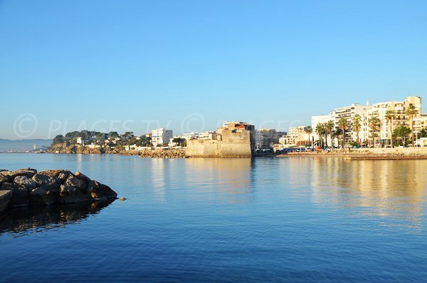 Environnement de l'anse du Lido à Toulon avec le fort Louis