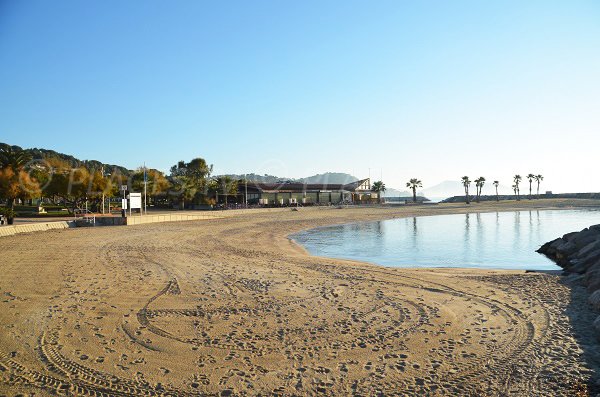 Sable sur les plages du Mourillon et dans l'anse Mistral