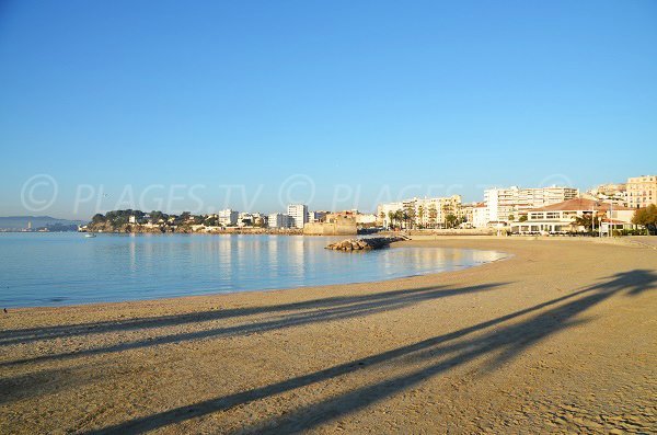 Photo de la plage du Mourillon de Toulon avec vue sur le fort Louis