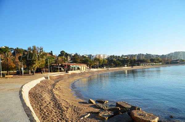 Vue globale sur la plage des Pins à Toulon