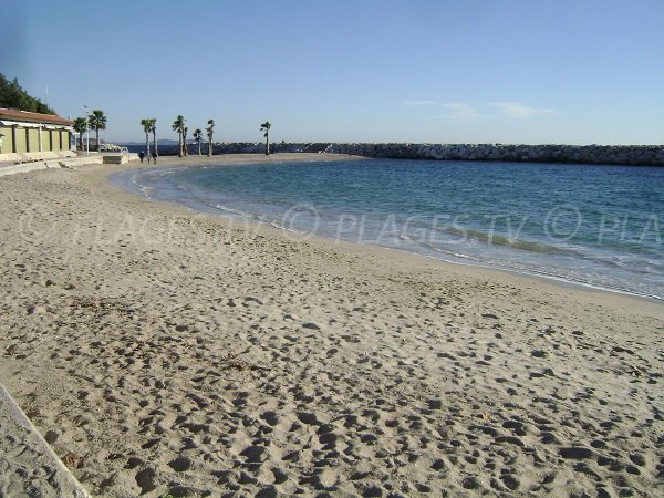 Anse des Pins sur la plage du Mourillon à Toulon