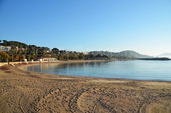 Spiaggia della Source (Mourillon) e vista sul Pradet