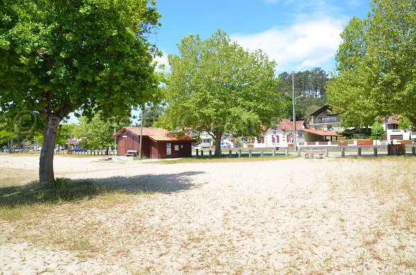 spiaggia sul lago di Lacanau è sorvegliata in estate