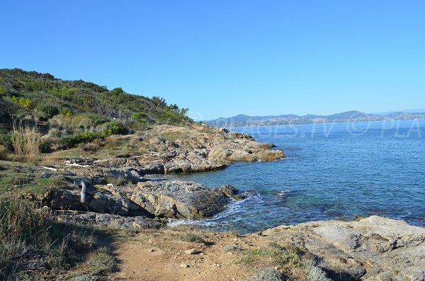 Kleiner Felsenstrand auf der linken Seite des Strandes La Moutte