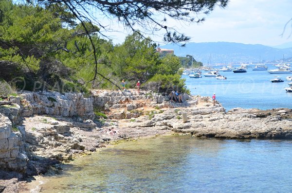 Crique à proximité de la pointe du Vengeur - Iles de Lérins Ste Marguerite