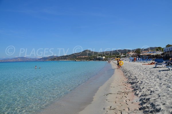 Vue de la plage Napoléon à Ile Rousse en direction du Cap Corse