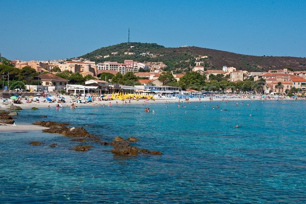 Vue sur la promenade Marinella et sur la plage Napoléon de l'île Rousse