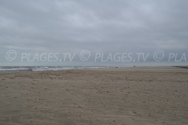 Grande plage de sable sauvage à Port Saint Louis en Camargue