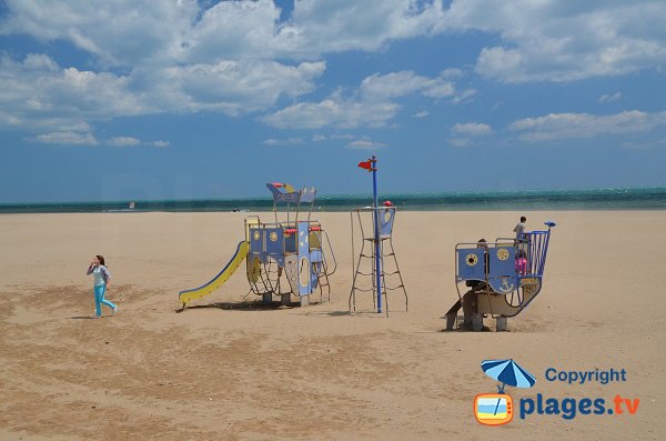 Jeux pour les enfants sur la plage de Narbonne