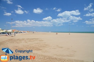 Plage de Narbonne avec un poste de secours