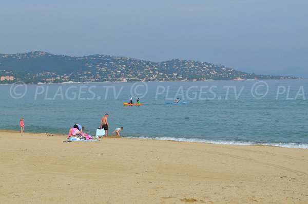 Vue de la plage de la Nartelle sur les collines voisines