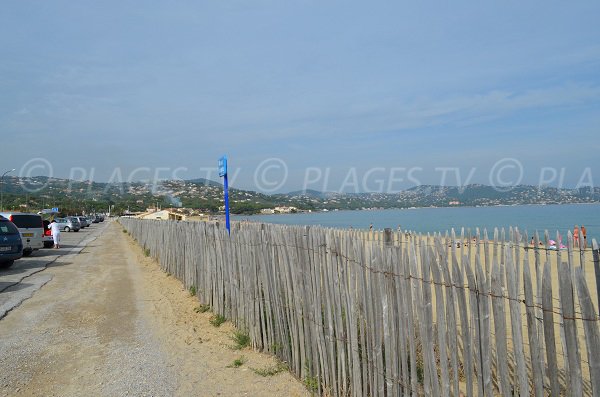 Vue sur le parking de la plage de la Nartelle