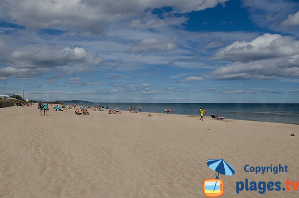 Vue sur la plage de Marseillan depuis la plage naturiste