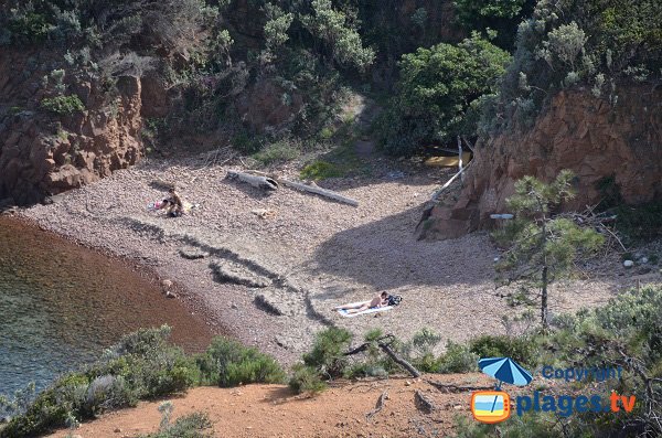 spiaggia Naturista di ghiaia a St Raphael Agay