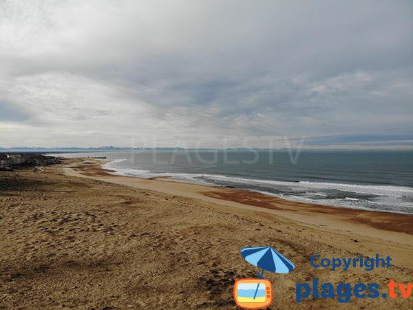 Vue sur Hossegor et les Pyrénées depuis la plage naturiste