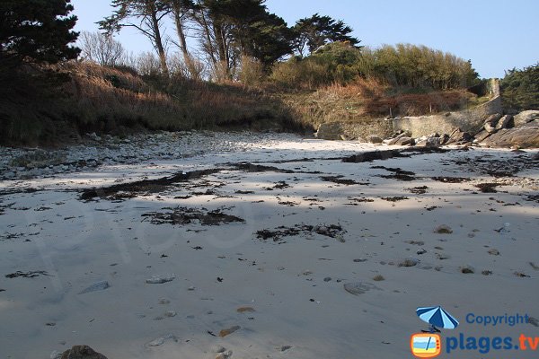 Ombre sur la plage naturiste de Perharidi