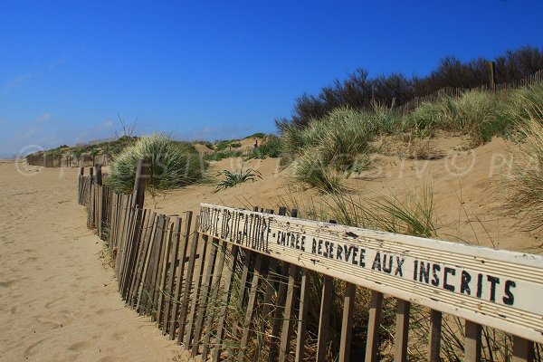 cartello indica che la spiaggia è naturista - Serignan