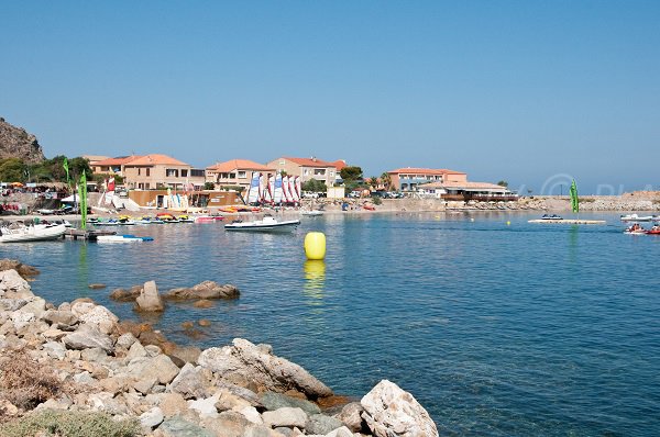 Vue générale de la plage pour pratiquer des sports nautiques à l'île Rousse