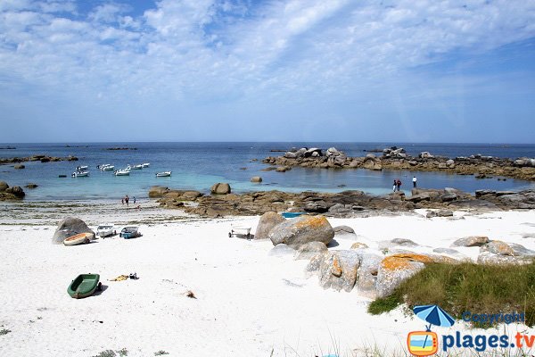 Bei Ebbe zugänglicher Strand in Kerlouan