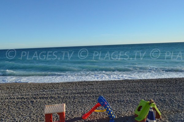 Plage publique avec galets à Nice (Neptune)