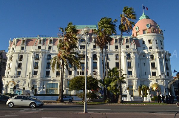 Negresco: eines der schönsten Hotels in Nizza gegenüber dem Strand von Neptune