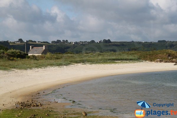 Plage dans l'anse de Porz Olier à Guissény