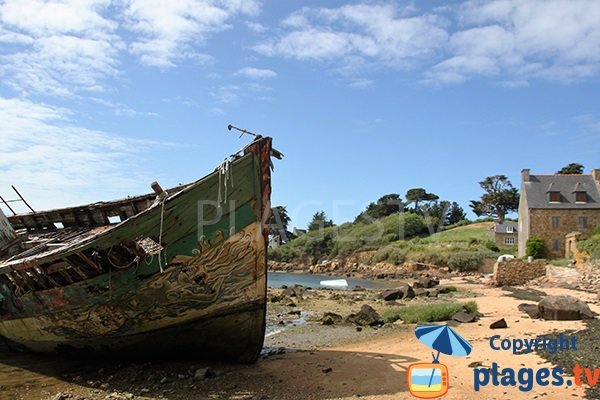 Plage avec une épave sur l'ile de Bréhat