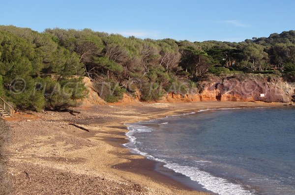 Plage de sable à Porquerolles avec de l'ombre