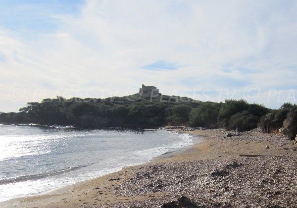 Plage de sable noire du Langoustier avec le fort de Porquerolles