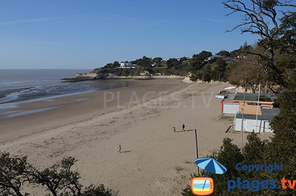 Nonnes beach in Meschers sur Gironde at low tide - France