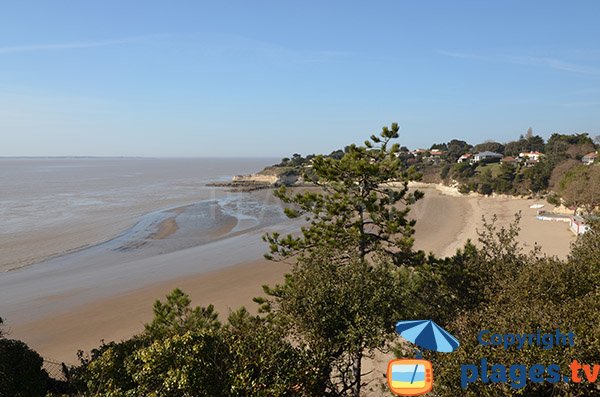 Baignade sur la plage des Nonnes à marée basse - Meschers