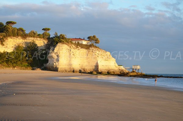 Pêcheries sur la plage des Nonnes