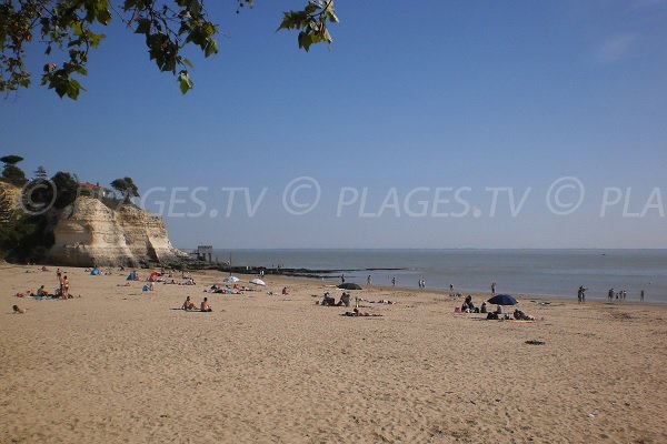 Plage des Nonnes en été - Meschers sur Gironde