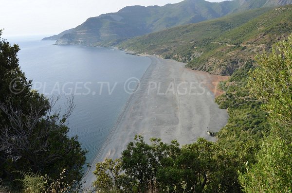 100 mètres en contrebas, on la plage de Nonza