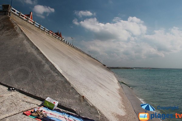 Beach near the dike of Ambleteuse