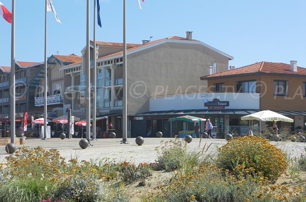 Commerces autour de la plage de la Corniche de Mimizan