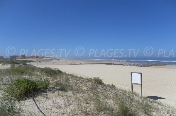 Spiaggia della Corniche a Mimizan in Francia