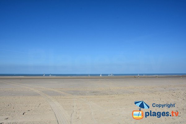 Grande plage de sable au nord de Fort Mahon